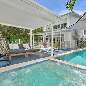 'bask' Holiday home